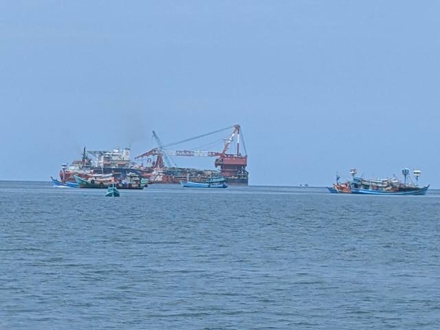 Crane barge
