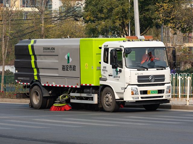 Mechanical road broom