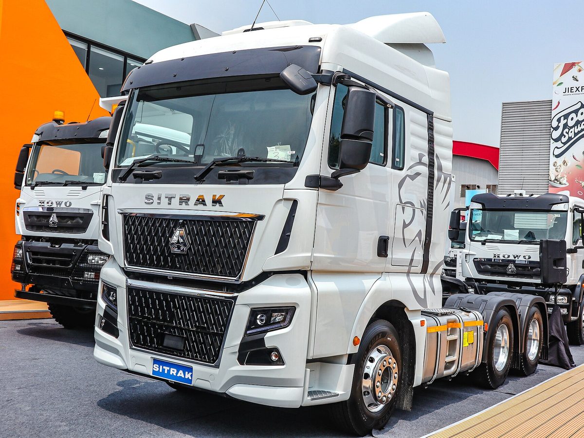 Tractor unit with 80t low-bed (3-axle)